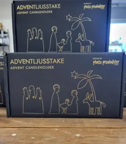 Adventsstage, julekrybbe i sort metal, kronelys