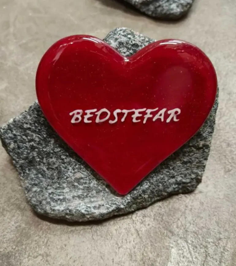 BEDSTEFAR, Rødt Glashjerte På Granitsten