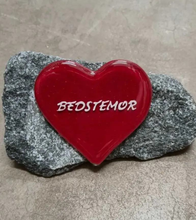 BEDSTEMOR, Rødt Glashjerte På Granitsten