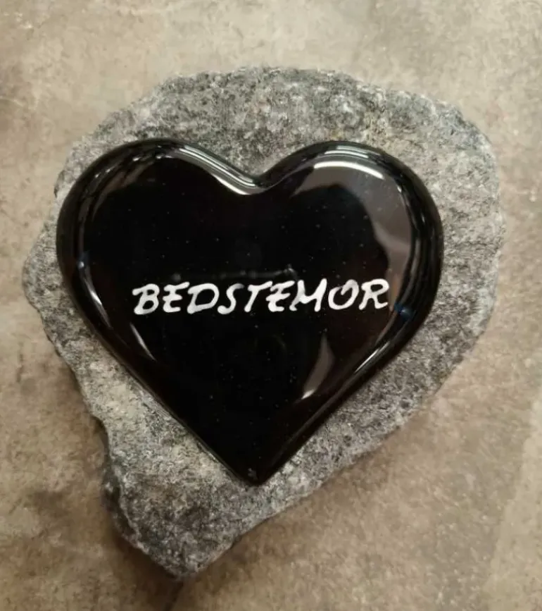 BEDSTEMOR, Sort Glashjerte På Granitsten