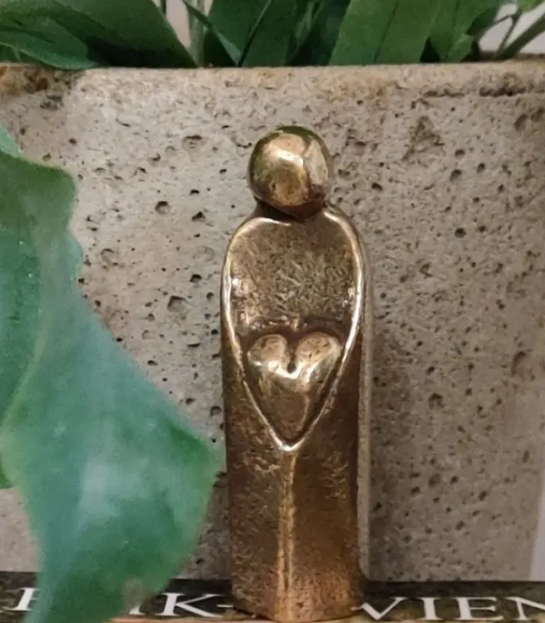 Bronzefigur Menneske med hjerte