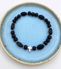 By Gabay, Armbånd med sølvkors, glas- og træperler