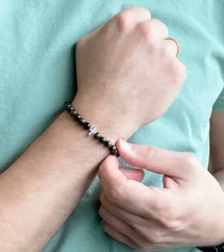 By Gabay, Armbånd med træperler og sølvkors, 21 cm