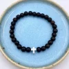 By Gabay, Armbånd med træperler og sølvkors, Ø 18 cm