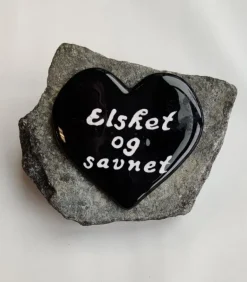 Elsket og savnet, Sort Glashjerte På Granitsten