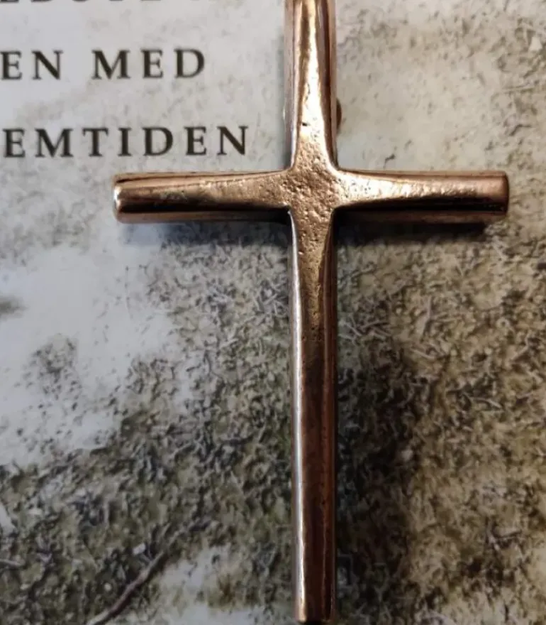 Enkelt vægkors i bronze