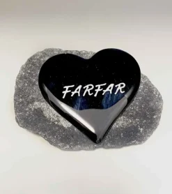 Farfar, Sort Glashjerte På Granitsten
