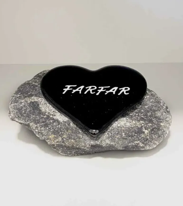 Farfar, Sort Glashjerte På Granitsten