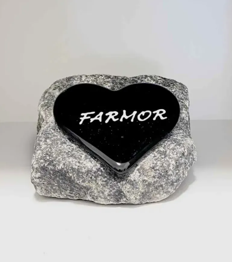Farmor, Sort Glashjerte På Granitsten