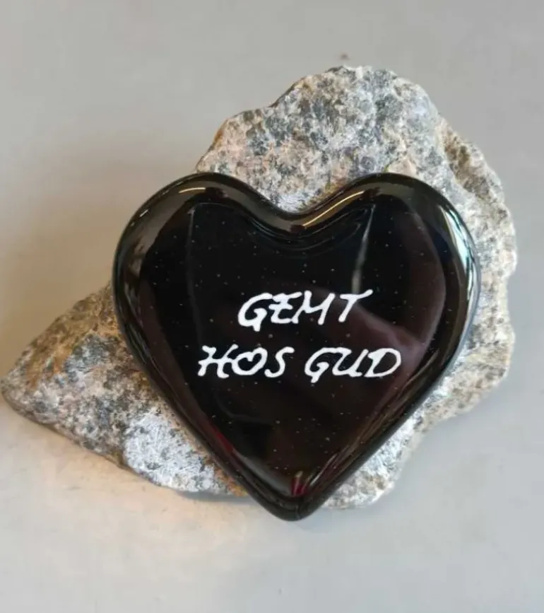 GEMT HOS GUD, Sort Glashjerte På Granitsten