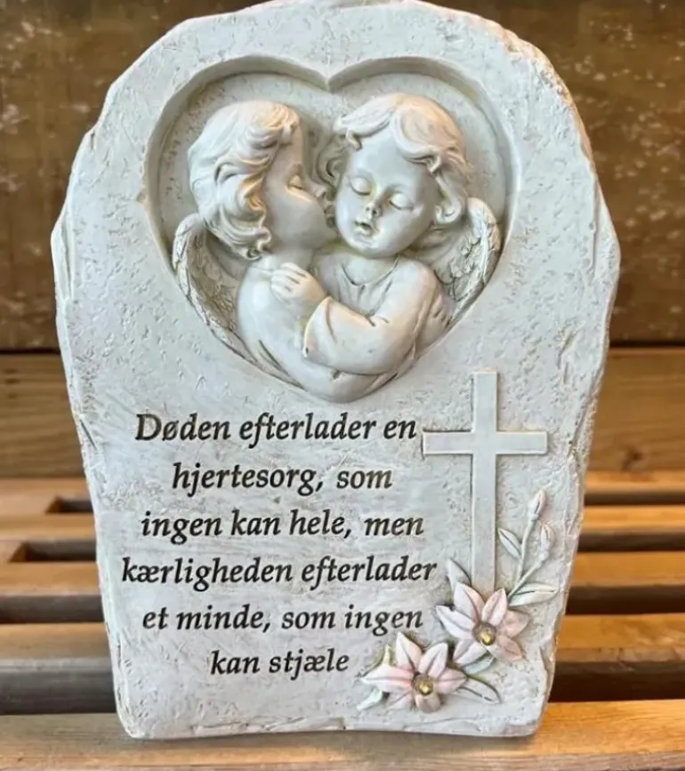 Gravpynt, Engle i sten med solceller