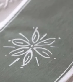 Grøn serviet med blomst