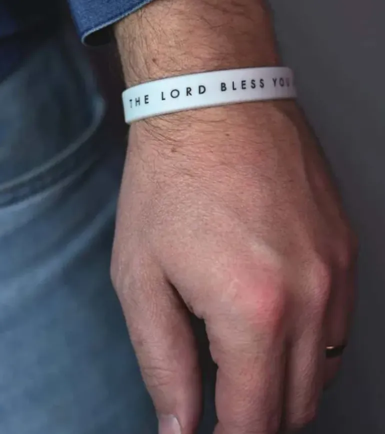 Hvid armbånd: The lord bless you