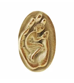 I Guds hånd: Bronze-amulet