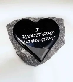 I hjertet gemt aldrig glemt, Sort Glashjerte På Granitsten