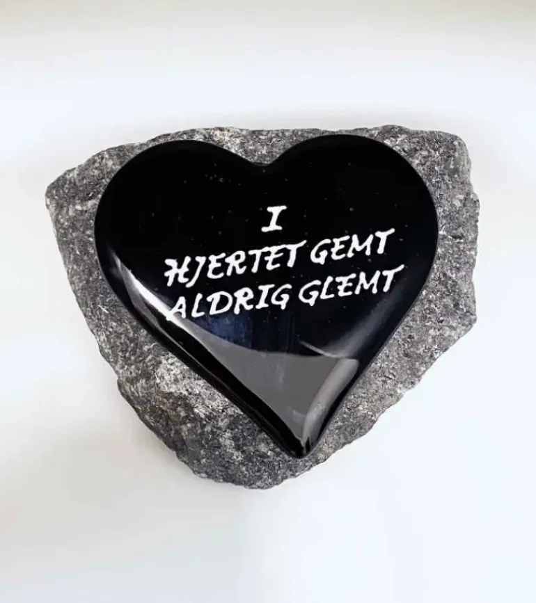 I hjertet gemt aldrig glemt, Sort Glashjerte På Granitsten