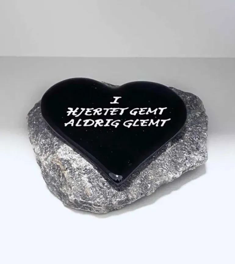 I hjertet gemt aldrig glemt, Sort Glashjerte På Granitsten
