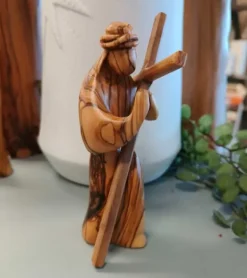 Jesus med korset, Oliventræ, 15 cm