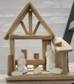 Julekrybbe i drivtømmer og porcelæn, høj