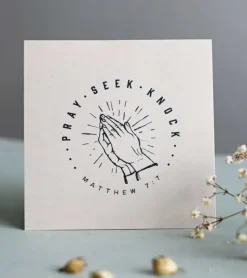 Kvadratisk Postkort: Pray, Seek, Knock