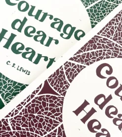 Linoleumstryk: Courage, dear Heart C.S. Lewis, A3 Plakat, Brun