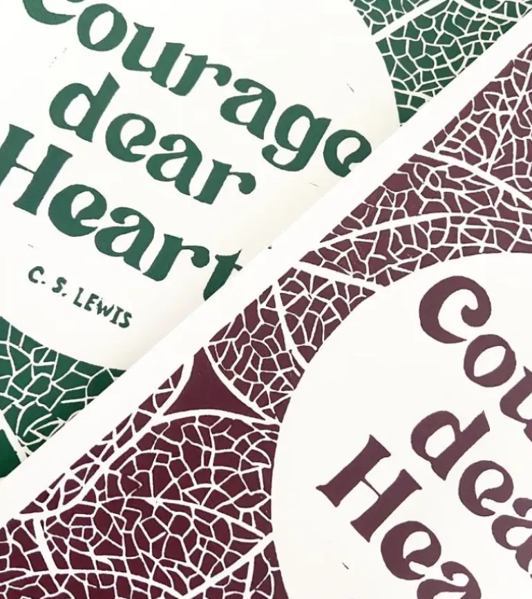 Linoleumstryk: Courage, dear Heart C.S. Lewis, A3 Plakat, Brun