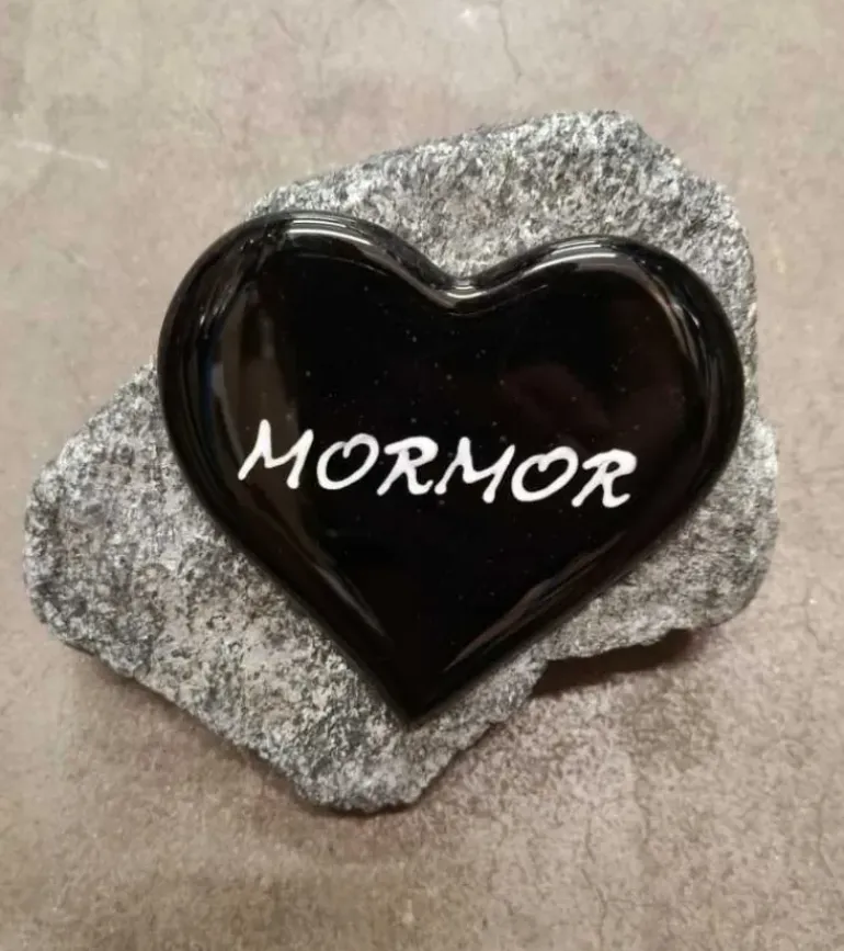 MORMOR, Sort Glashjerte På Granitsten