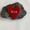 MOR, Rødt Glashjerte På Granitsten