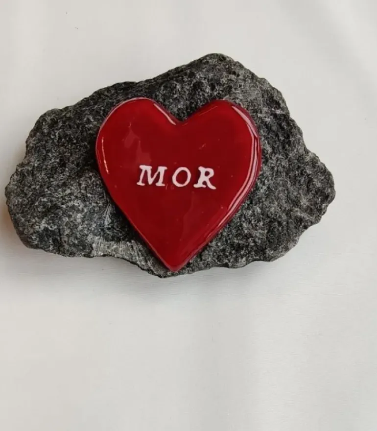 MOR, Rødt Glashjerte På Granitsten
