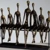 Skulptur: Familie med 5 børn på bænk