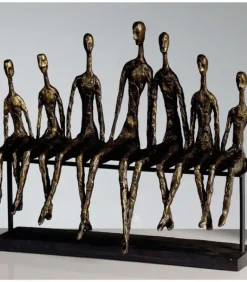Skulptur: Familie med 5 børn på bænk
