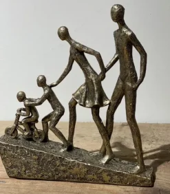 Skulptur Familie med to børn på bakke