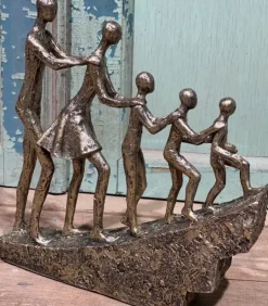 Skulptur Familie med tre børn på bakke