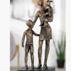 Skulptur: Mor med søn og datter, 26 cm