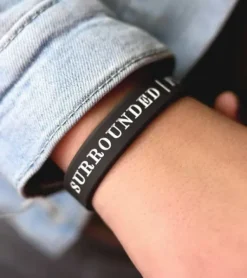 Sort armbånd: Surrounded, Forgiven, Saved