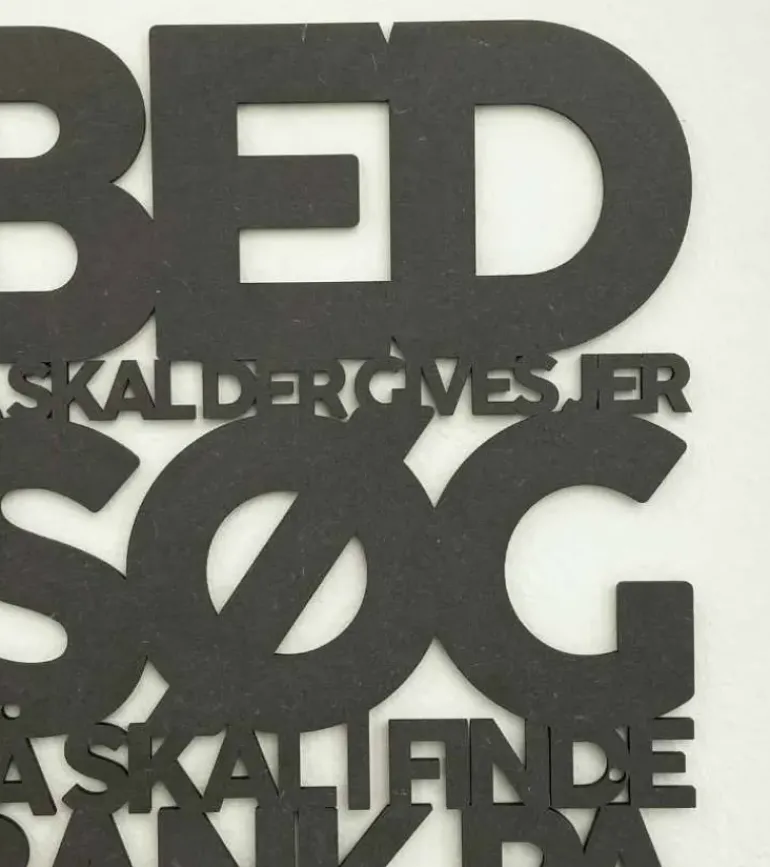 Træskilt, Bibelvers: Bed og Søg, Sort MDF